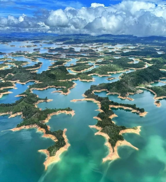 Toma-aerea-de-la-represa-de-Guatape.jpg